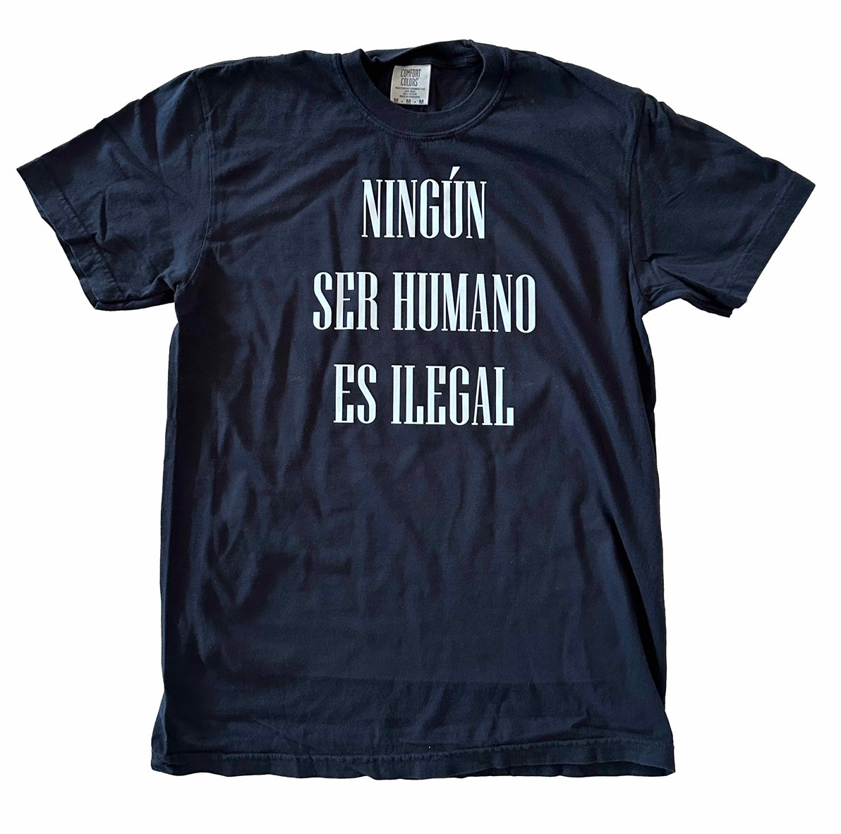 Ningún ser humano es ilegal black tee